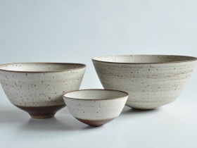 Stoneware bowls. Largest 25.5cm diameter.